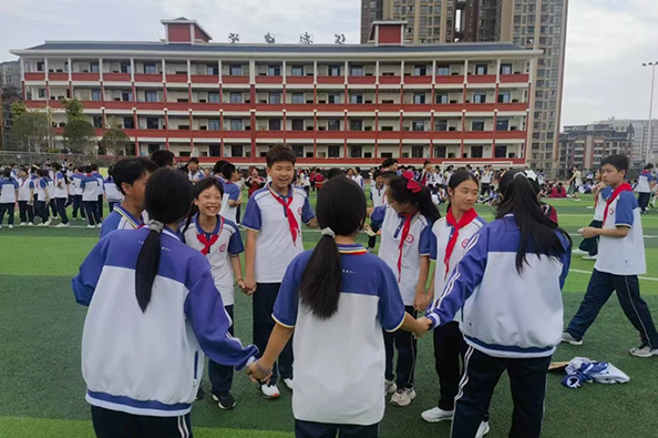 享有公正而有质量深化推动城乡义务教育共同体建造和教育融合