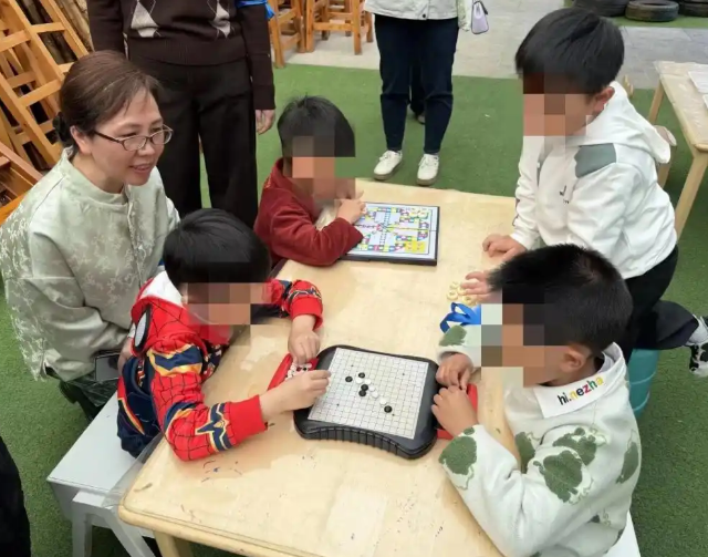 蓝丝带一片紫藤花一次温暖相遇交融教育不止于课堂 蓝丝带一片紫藤花一次温暖相遇交融教育不止于课堂